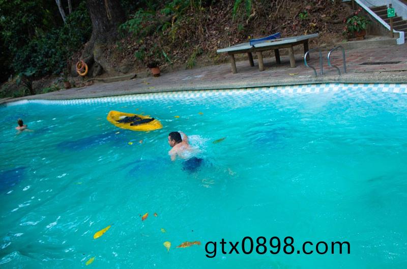 室外遊泳池(chi)需(xu)要哪些(xie)設備